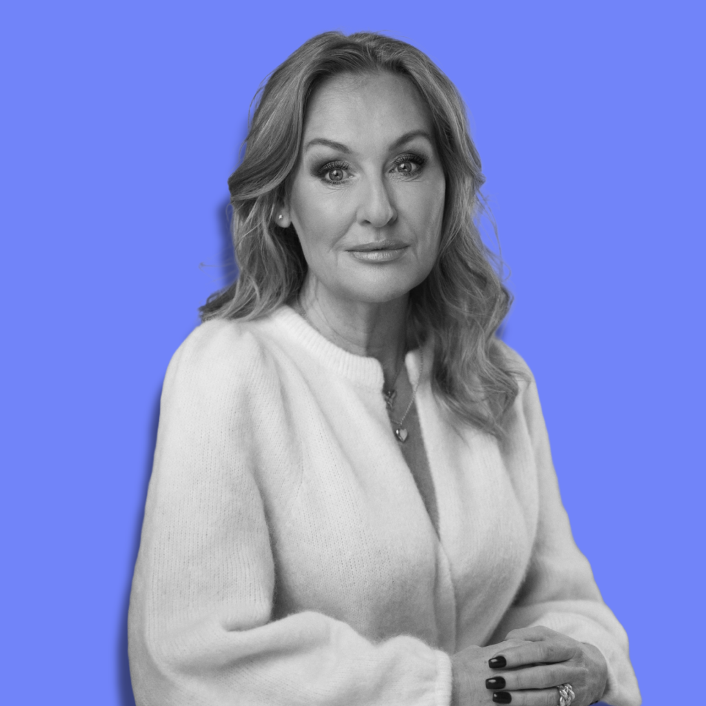 Jessica MacDowall med blå bakgrund