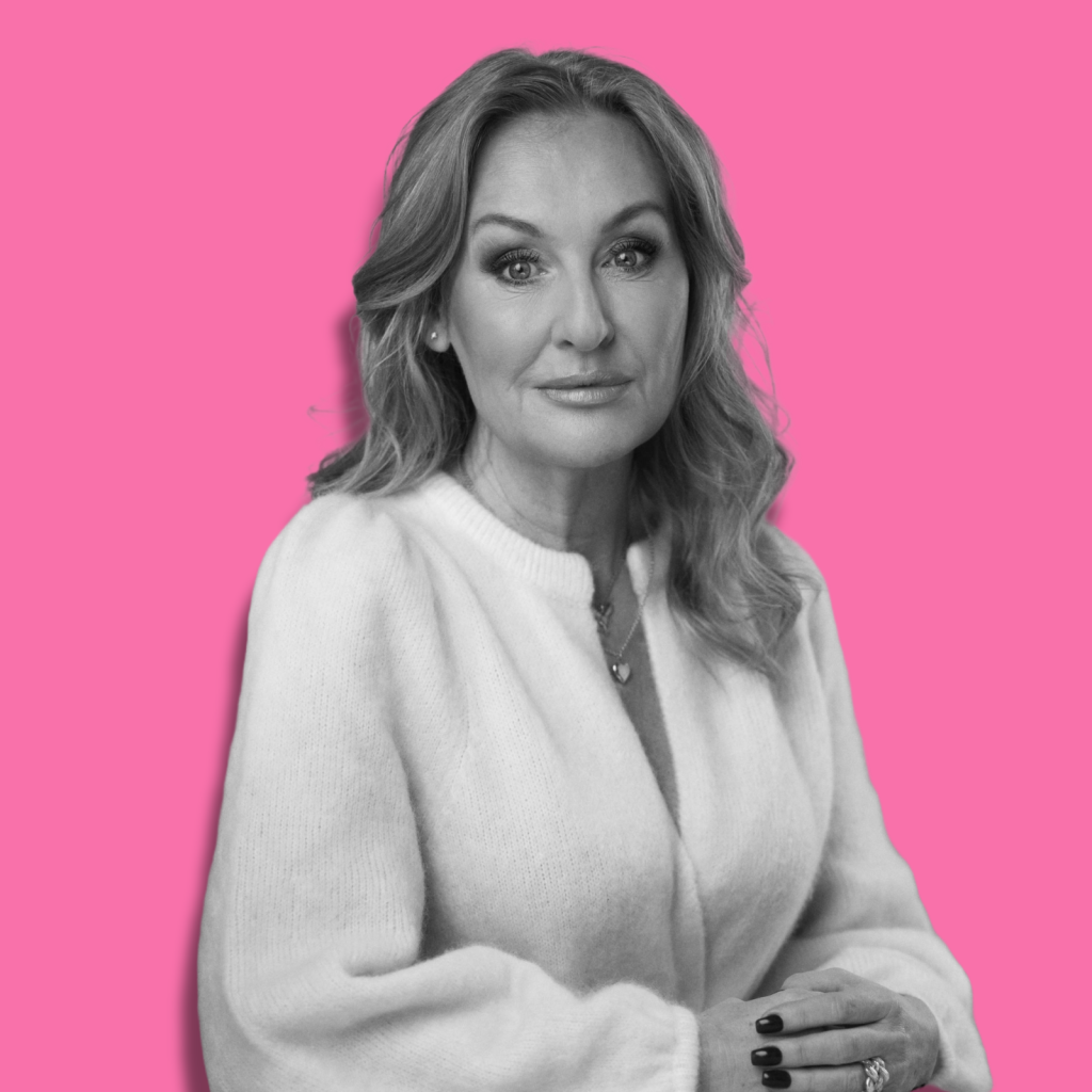 Jessica MacDowall med rosa bakgrund